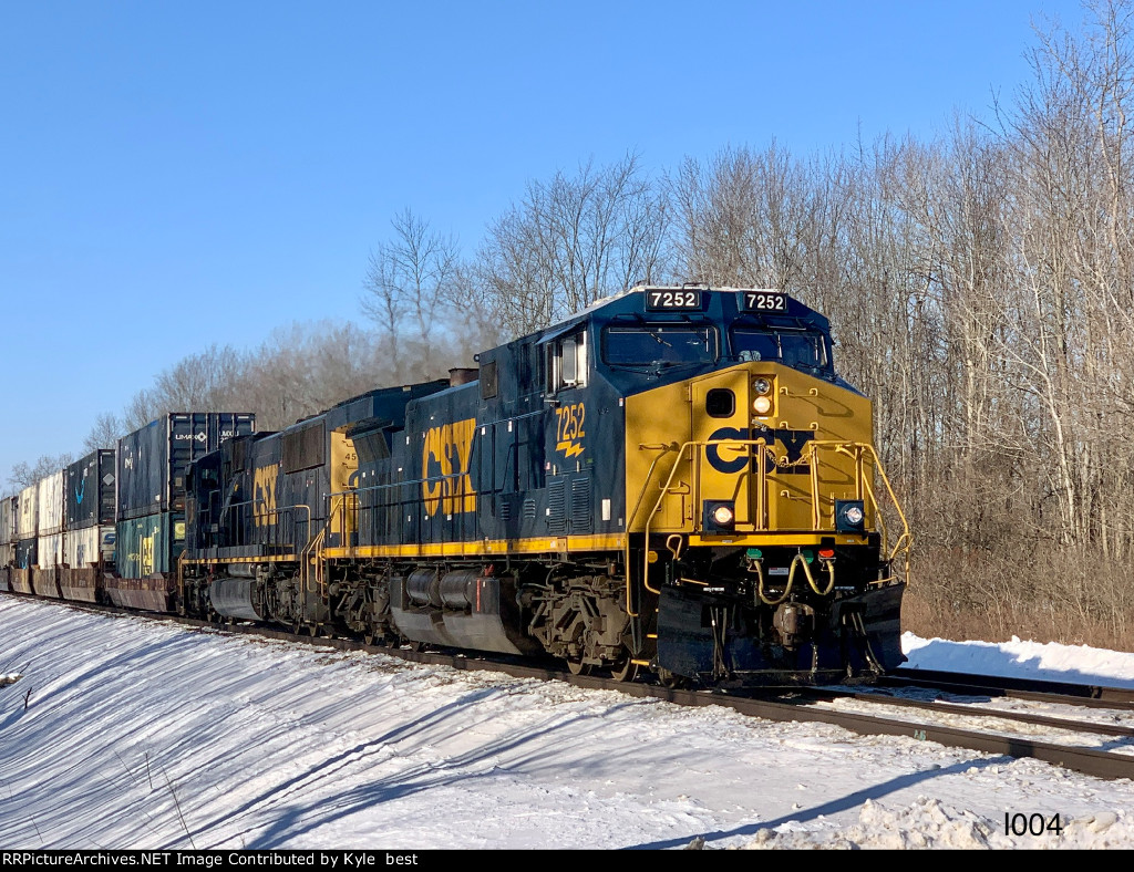 CSX 7252 on I004